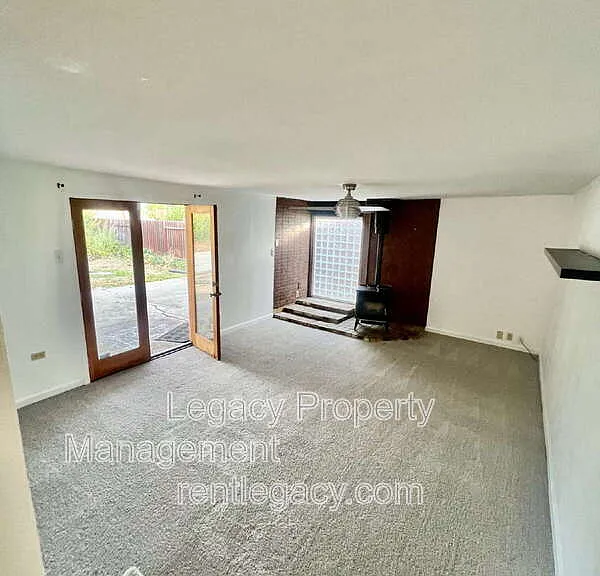 280 Markham Ave — Photo 6