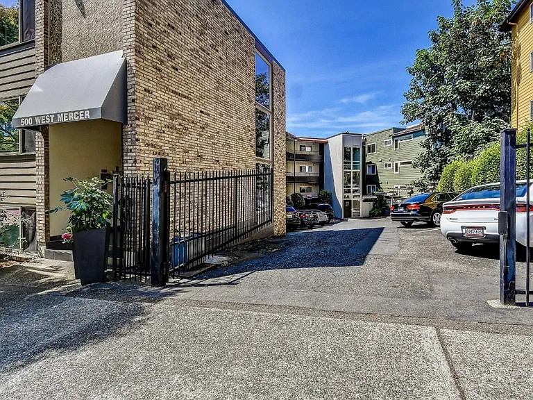 Mercer Crest Apartments — Photo 15