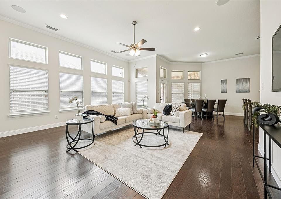 1st image of 913 Parkside Dr