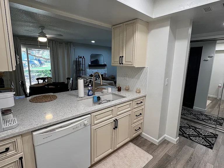 E Temple Dr — Photo 6