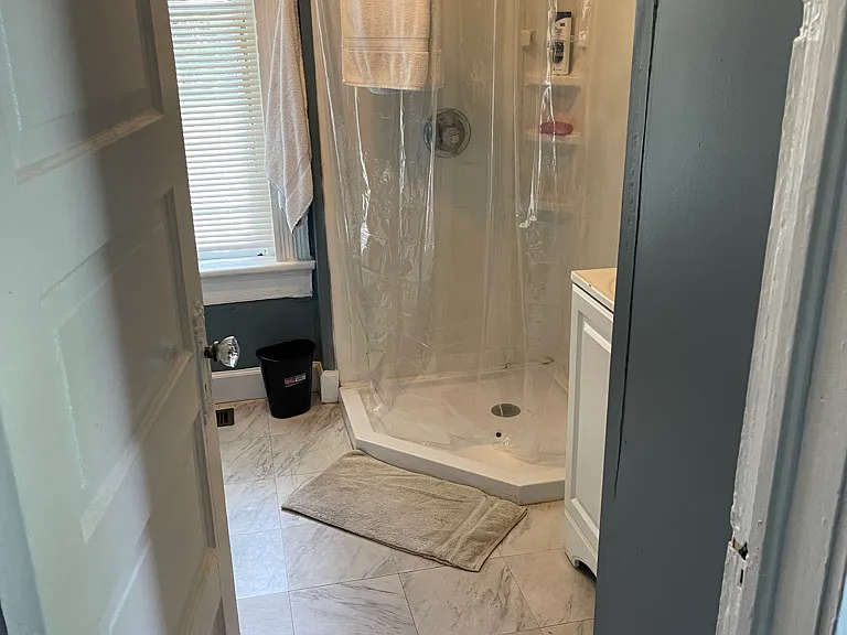 Large bathroom, linen closet