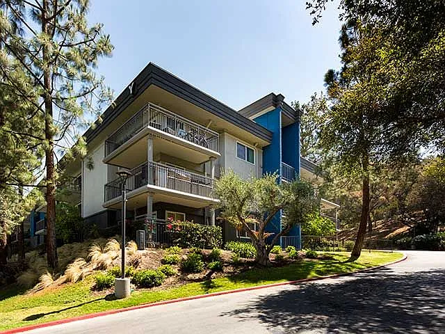3674 Barham Blvd — Photo 47