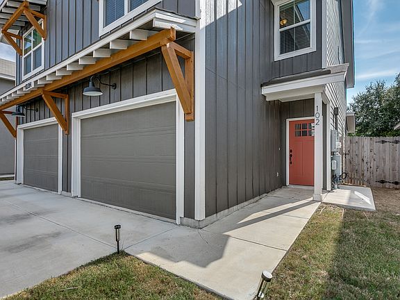3rd image of 10314 Lynwood Vlg #102