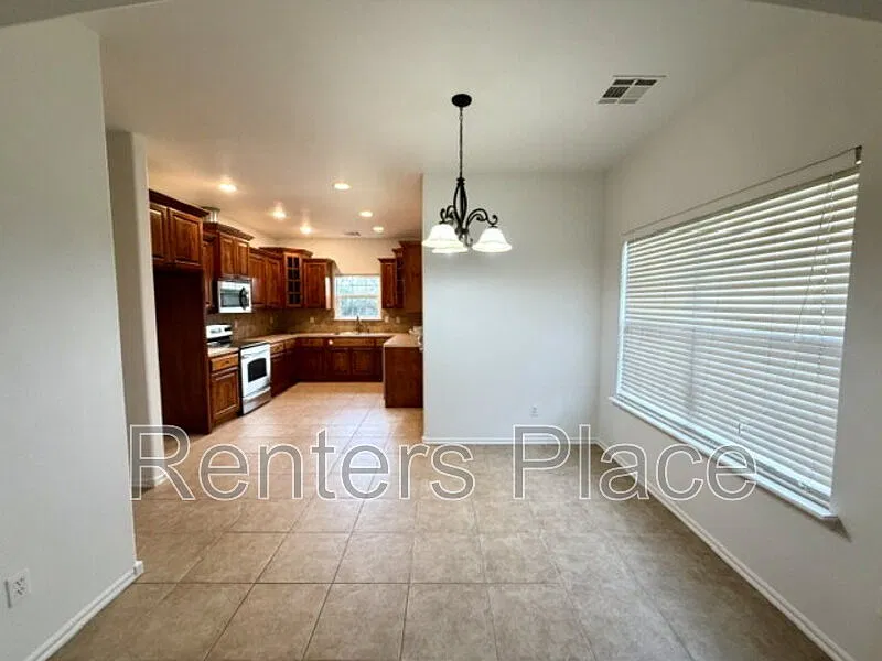 3 bed, 2.0 bath, 1704 sqft, $1,895 — Photo 4
