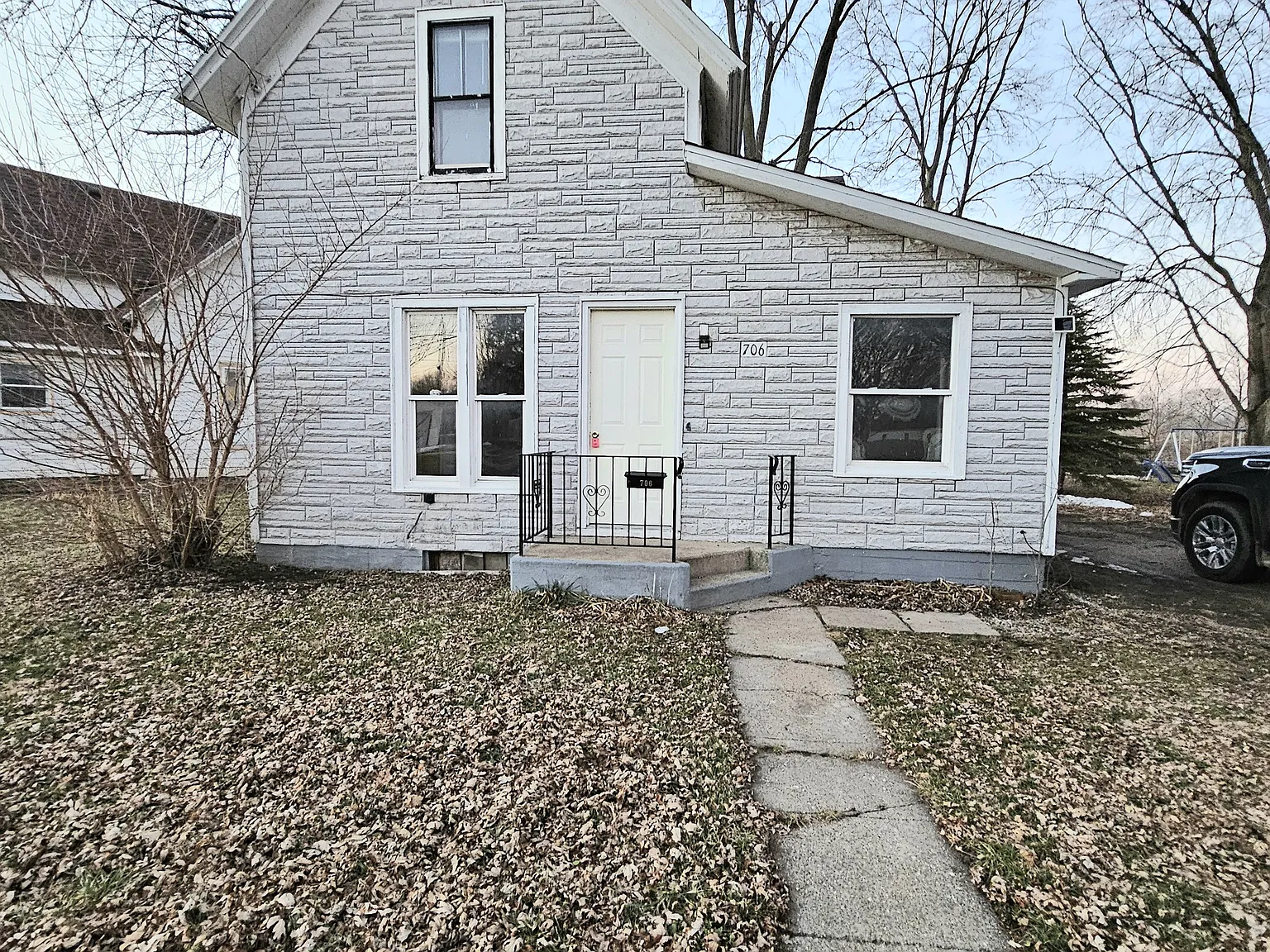 3 bed, 1000 sqft, $975 — Photo 1