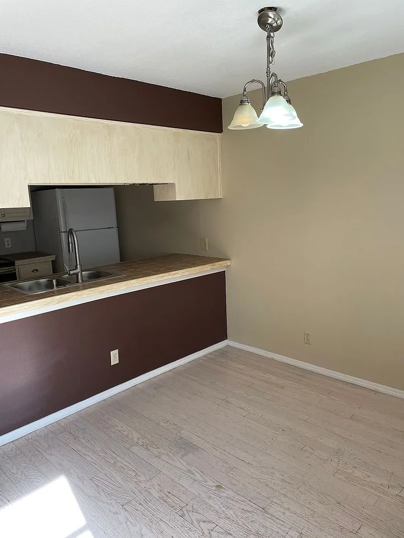 Darling 1 Bed, 1.5 Bath Townhouse with small Fenced Yard! — Photo 3