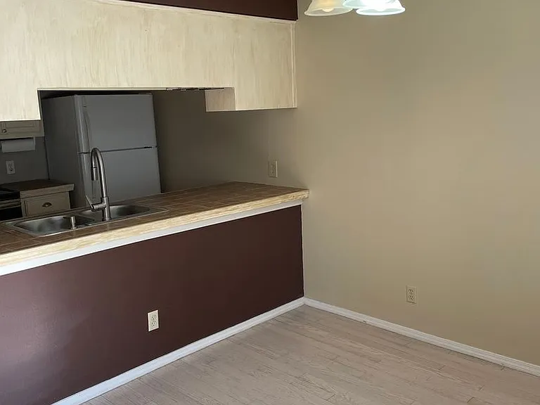 1037 E 57th Pl #5 — Photo 3