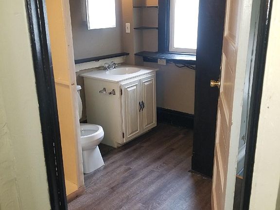 3rd image of 801 1/2 N Roosevelt Ave