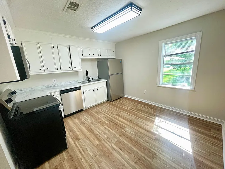 118 Pleasant St — Photo 5