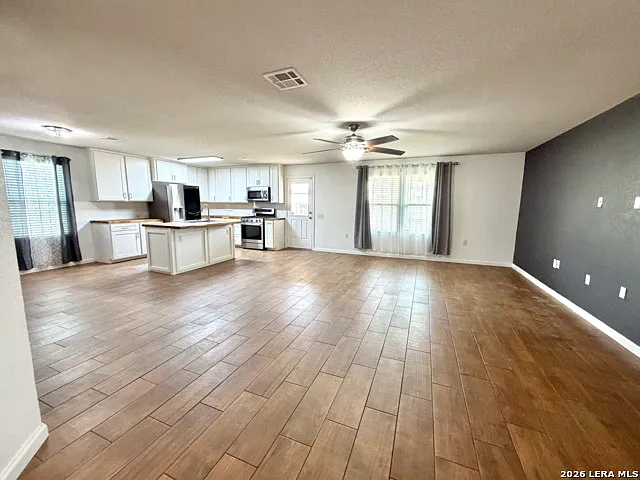 4 bed, 2.5 bath, 1952 sqft, $2,000 — Photo 4