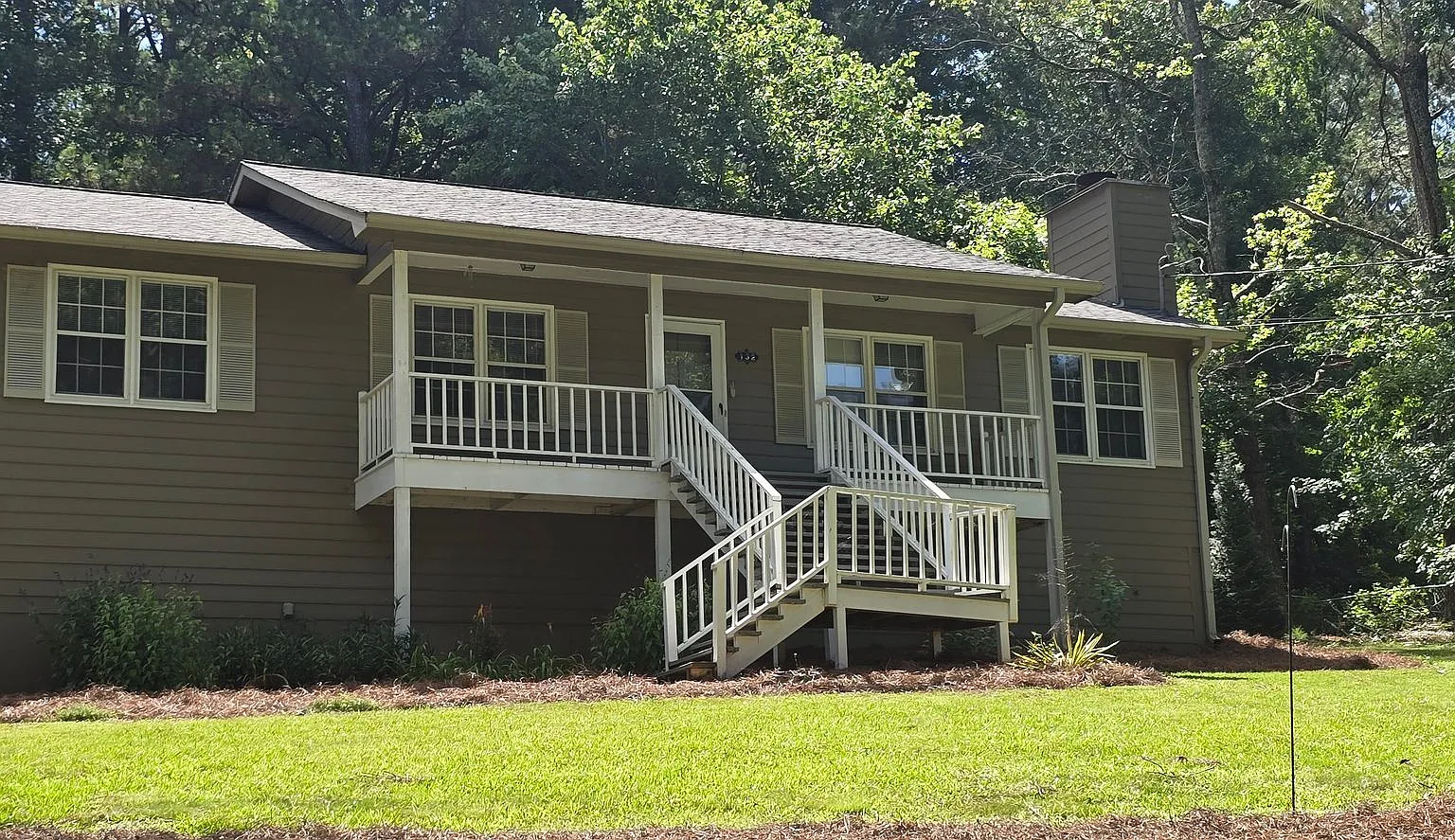 Drive under Ranch on Wooded Corner lot lots of room for a shop or 3rd small car — Photo 4