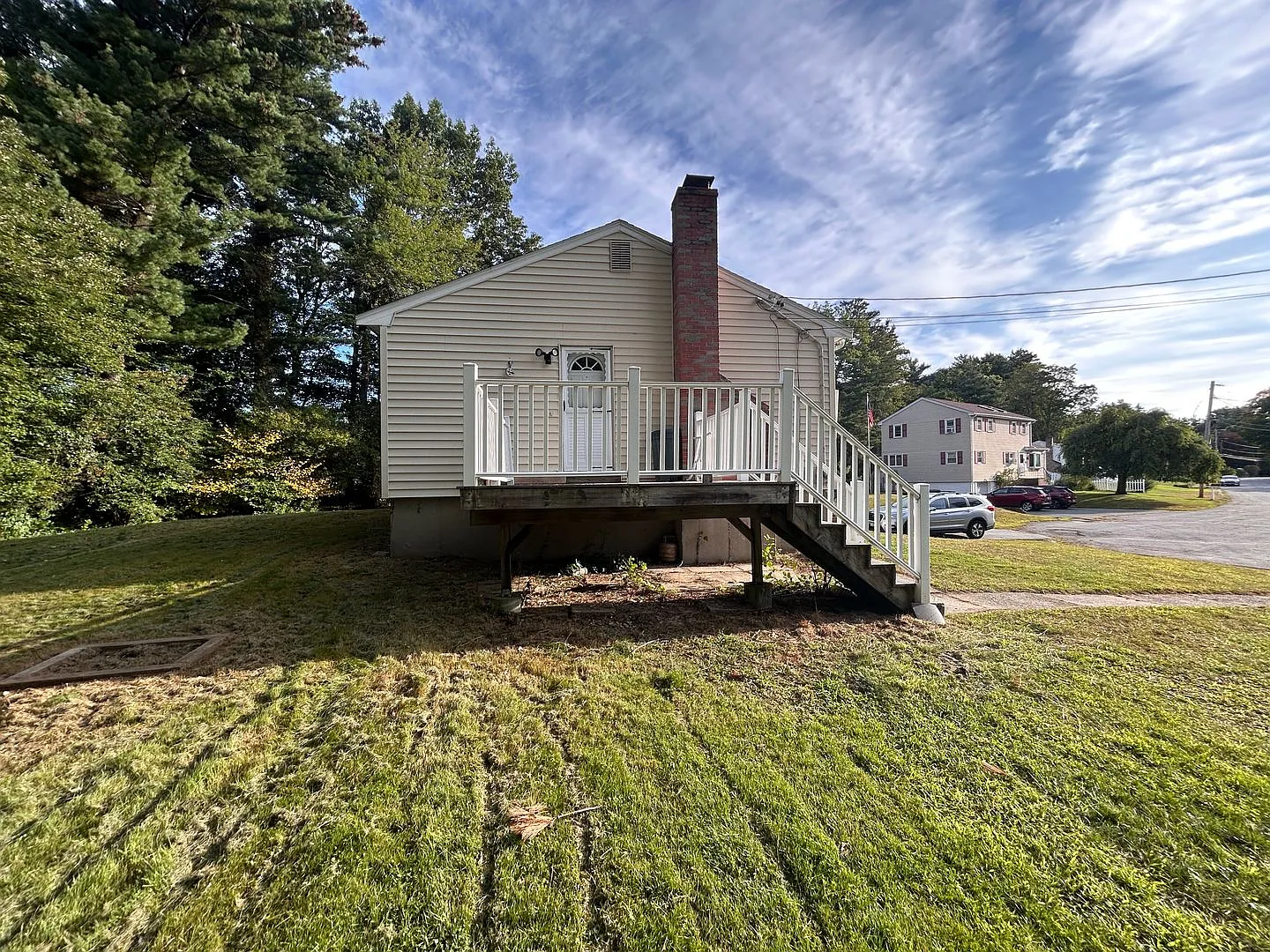 $3300 - 3 Bed / 1 Bath Single Family Home in Salem, NH on a Cul-de-Sac with Attached Garage! — Photo 2