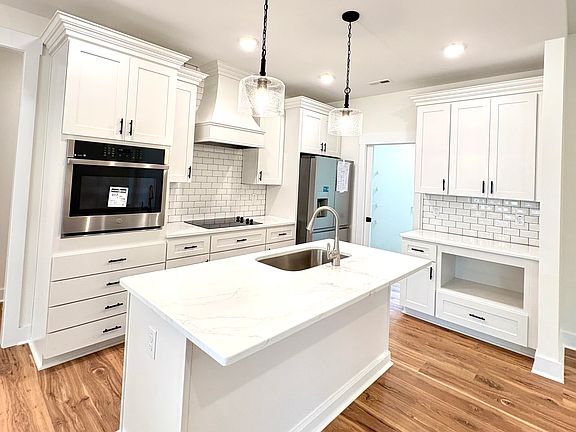 Gourmet Kitchen, all new appliances