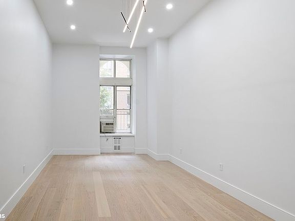 2nd image of 23 Waverly Pl APT 2Y