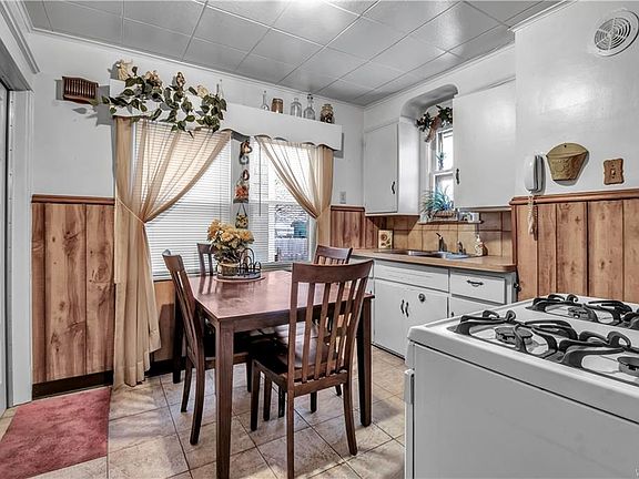 5th image of 125 Dunlop Ave