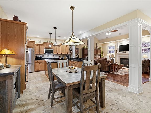 5th image of 807 Cambridge Dr