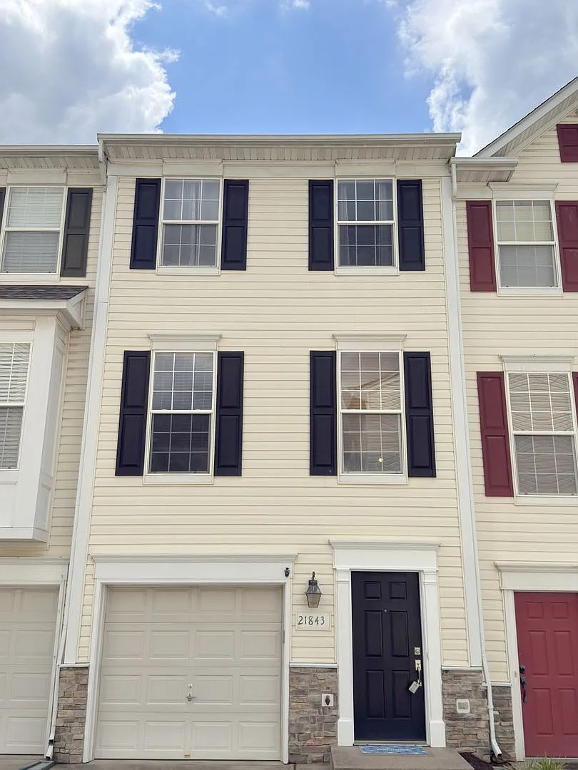 2 Bedroom, 2.5 Bath Garage Townhouse In Ashburn for Rent! — Photo 1