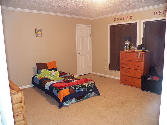 Bedroom with walk-in closent