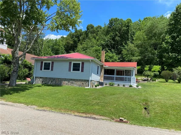 2103 Wainwright Rd SE, New Philadelphia, OH 44663