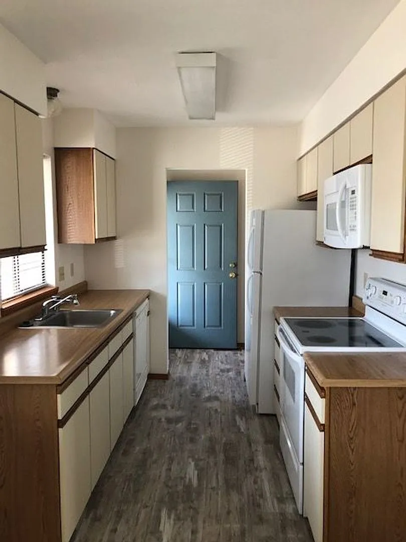 Sunrise Apartments — Photo 1