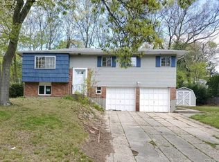 57 Amsterdam Rd, Smithtown, NY 11787