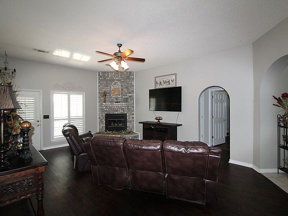 3rd image of 8 Saint Marys Cir