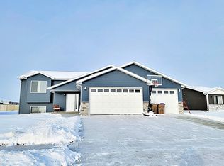 158 Mulberry Loop NE, Minot, ND 58703