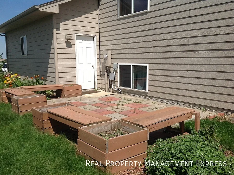 Beautiful 4 Bedroom 2 Bathroom Single Family Home w/ Double Stall Garage in SW Sioux Falls — Photo 2