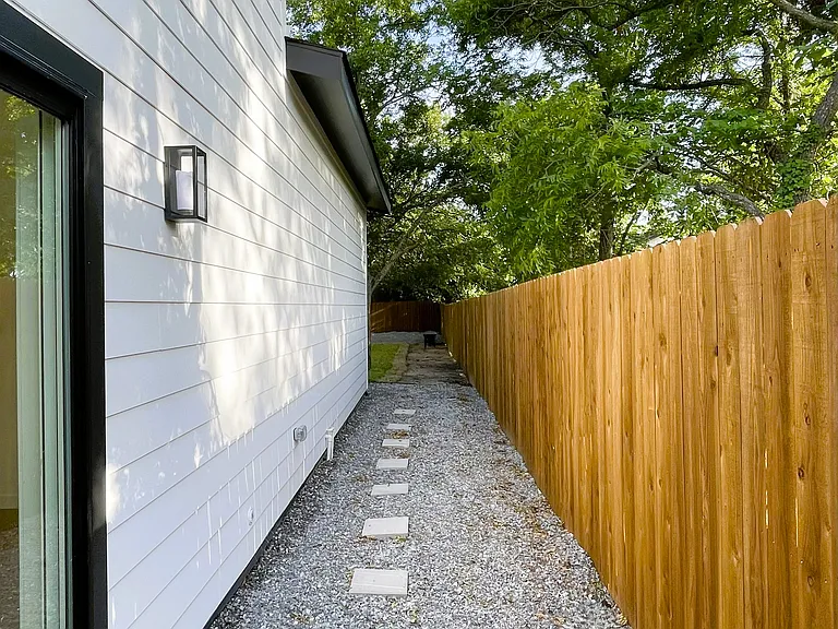 610 E 8th St — Photo 22