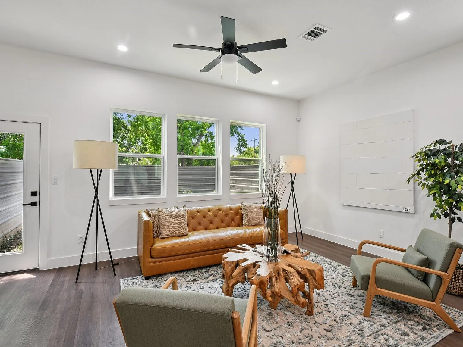 3 bed, 2.5 bath, 2320 sqft, $2,450 — Photo 1
