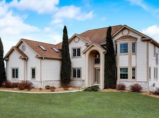 W287N966 Bedouin Ct, Waukesha, WI 53188