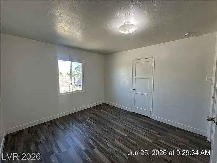 148 W Victory Rd — Photo 15
