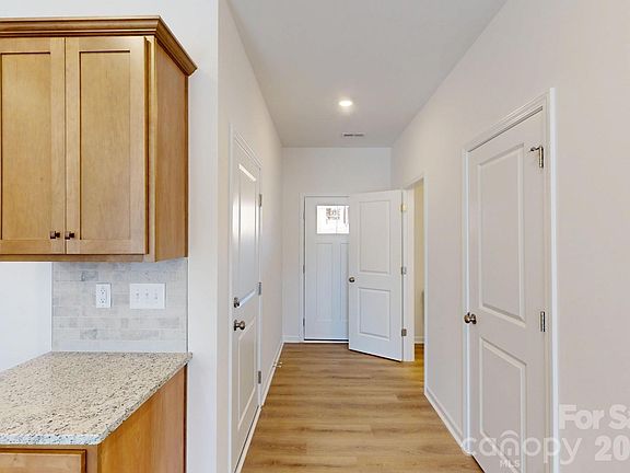 4th image of 393 Hendley Dr