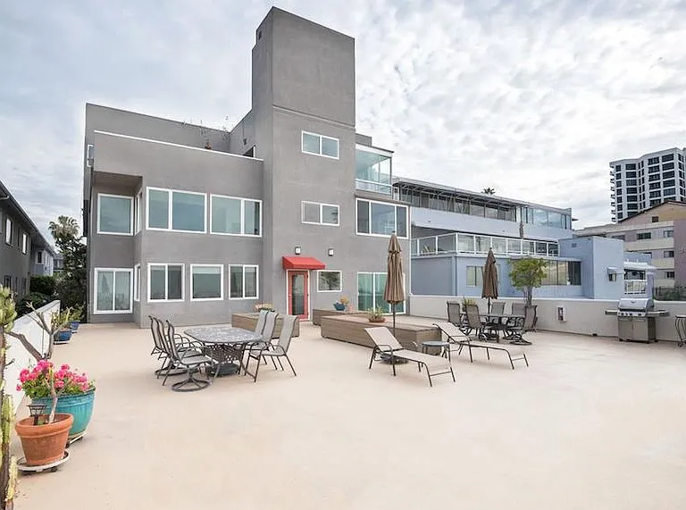 1174 E Ocean Blvd — Photo 4