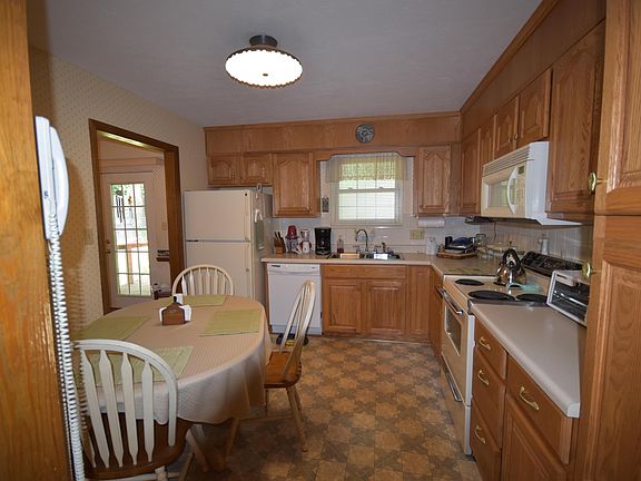 4th image of 414 Burns Ln