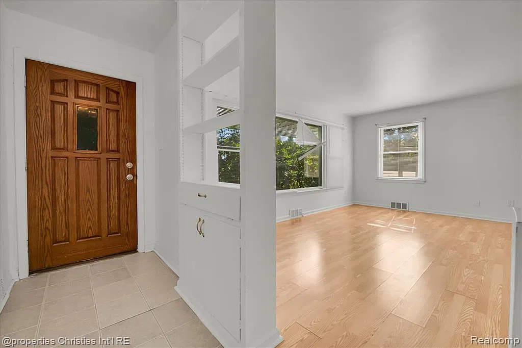 3 bed, 2.0 bath, 1719 sqft, $2,500 — Photo 3