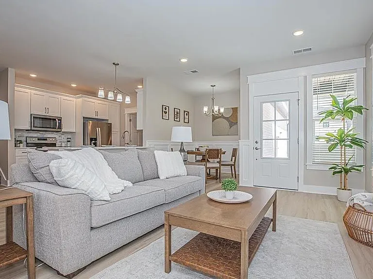 8635 Pebble Creek Dr — Photo 4