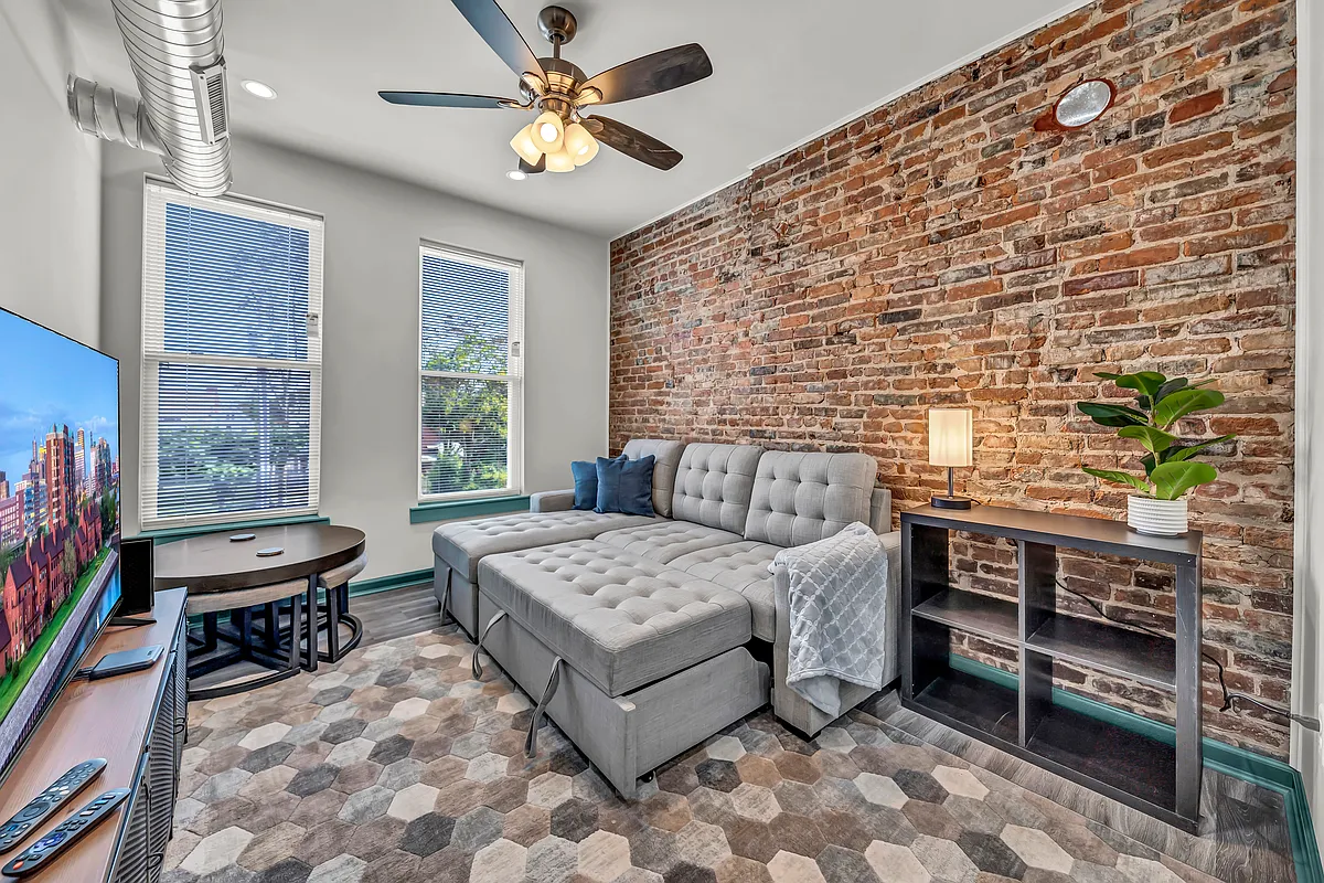 Building Photo - 44 E Utica St #2C