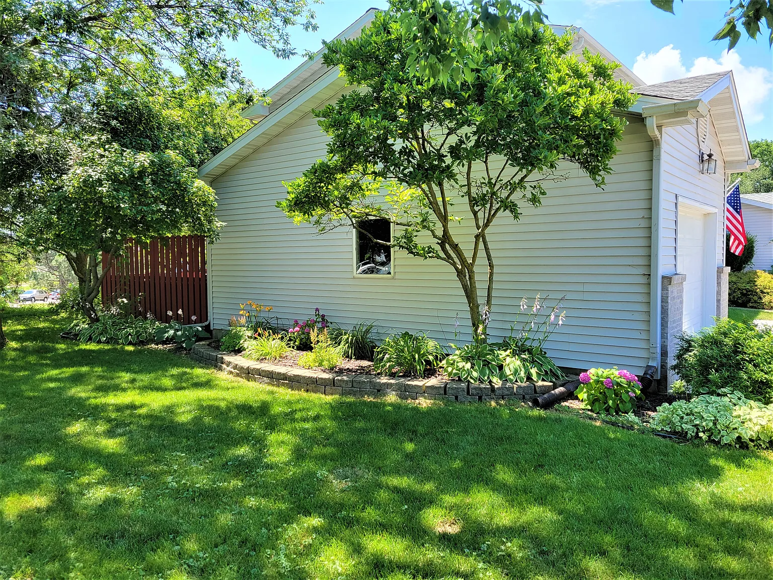 3 bed, 2.5 bath, 2028 sqft, $2,592 — Photo 2