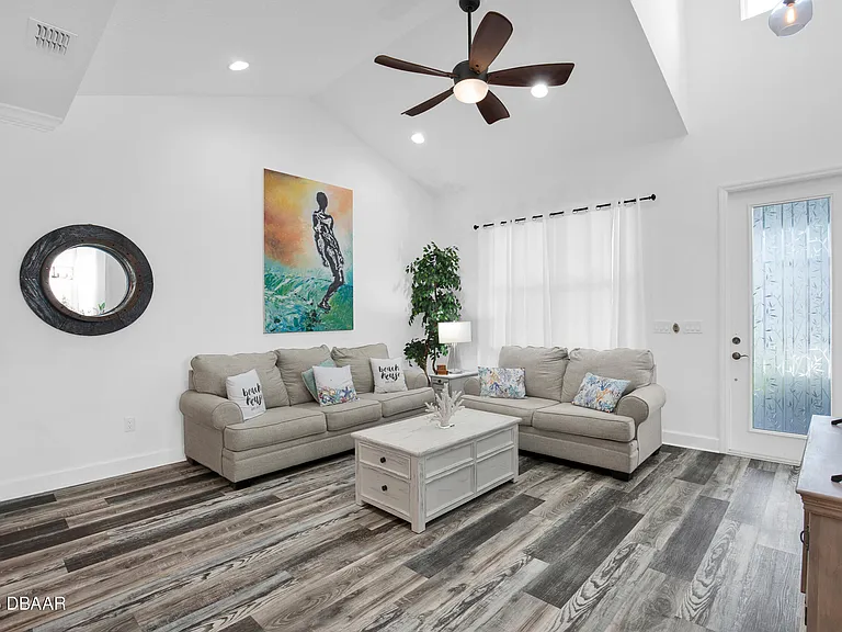 402 Parrot Ln — Photo 5