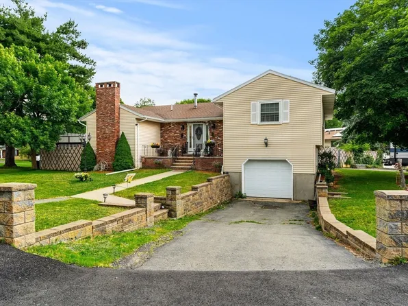 1 Morningside Dr, Woburn, MA 01801