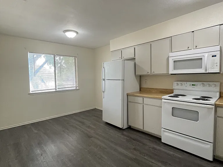 500 Burton Ave #12 — Photo 5