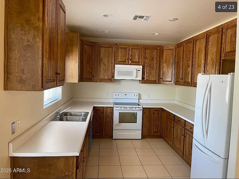 512 W Brown St — Photo 4