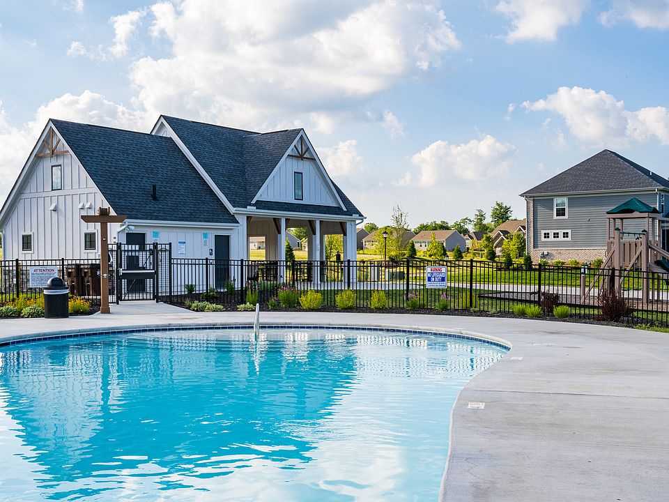 Pool amenity in Prestwick Place in Pierce Township, Ohio