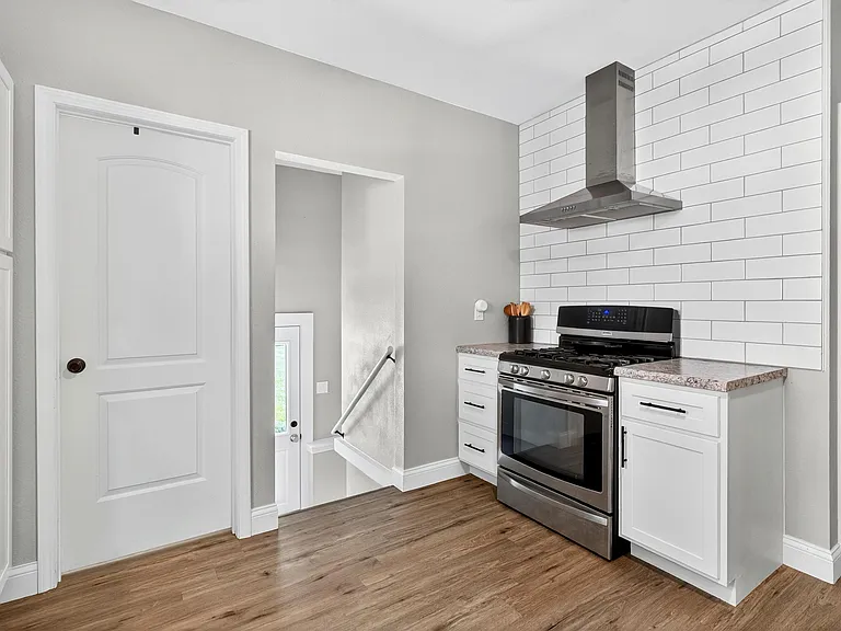 244 Sumner Blvd — Photo 10