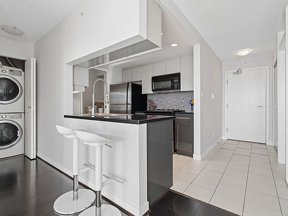 5th image of 1408 Strathmore Mews #908