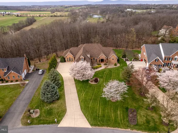 2368 Castlegreen Dr, Greencastle, PA 17225