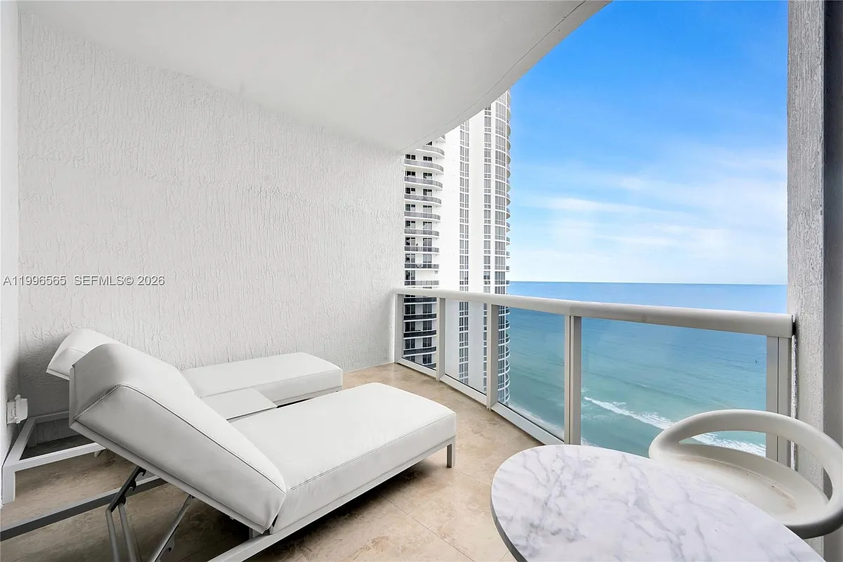 Building Photo - 15901 Collins Ave #2104