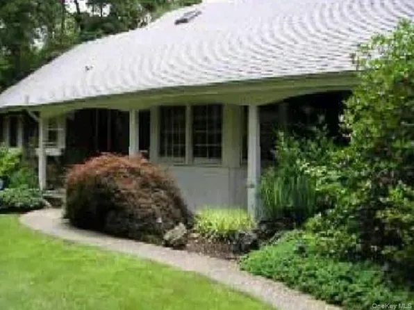 27 Spinning Wheel Lane, Dix Hills, NY 11746