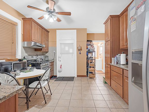 4th image of 6712 N Artesian Ave